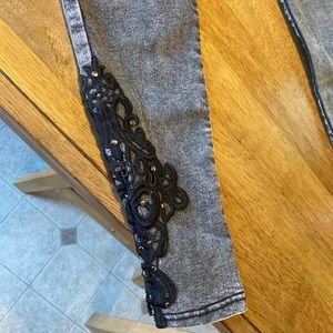VOCAL SKINNY LACE BOTTOM JEANS